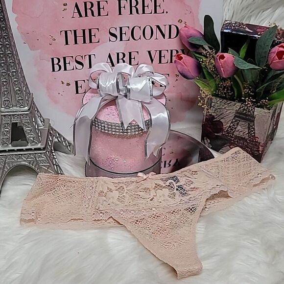 1549 VICTORIA'S SECRET Lace beige Bow and  back holeThong Size M  NWT - Picture 1 of 3